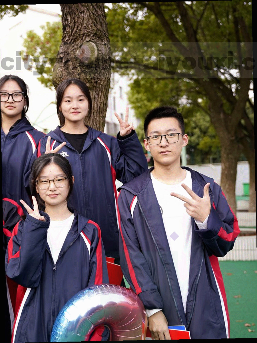 夜间手持手机查看战报列表的特写，屏幕亮起，背景为球场围栏灯光